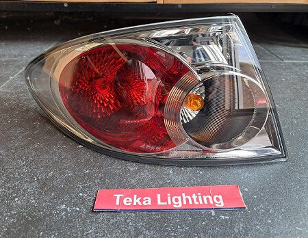Mazda 6 GG / Mazda Atenza / 2002-2005 / Achterlicht Buiten Links / Rücklicht Außen Links / Tail light Outer Left / Feu Arrière Gauche / Koito 220-61971