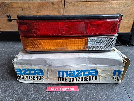 Mazda 323 BD / Achterlicht / Rücklicht / Tail light / Feu Arrière / Stanley 043-6809L Japan SAE AIR 79 DOT / Mazda BB-89-664
